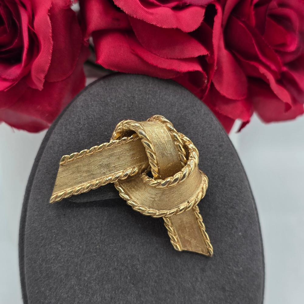 Marcel Boucher Vintage Gold Tone Textured Love Knot Ribbon Brooch Pin 8508P